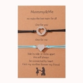 Detalle de las pulseras corazón Mommy & Me trenzadas en negro y azul en tarjeta - Azul + Negro