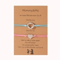 Detalle del set de pulseras de corazón Mommy and Me en una tarjeta con mensaje tierno - Azul + Rosa
