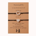 Detalle de las pulseras para madre e hija con colgantes de corazón en tarjeta de regalo - Negro