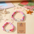 Détail de deux bracelets en perles colorées avec breloques cœur sur carte pour l'école - École / Coloré