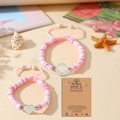 Détail de bracelets mère-fille en perles heishi avec breloques cœur sur carte de vœux - École / Rose
