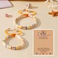 Détail de bracelets en perles d'argile avec cœurs sur carte de poème pour la maternelle - Jaune (Thème Maternelle)