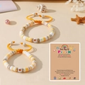 Détail de bracelets cœur faits main en argile heishi avec carte cadeau scolaire - Jaune (Thème Pre-K)