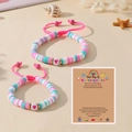 Détail de bracelets en perles d'argile colorées avec carte de vœux pour la rentrée - Mélange Rose Bleu Blanc (Thème Maternelle)