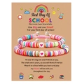 Gros plan de deux bracelets en perles Heishi à cœur sur une carte de message scolaire - Multicolore (Thème École)