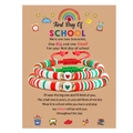 Détail de deux bracelets en perles d'argile faits main sur carte de rentrée scolaire - Mélange Rouge Vert Blanc (Thème École)
