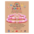 Gros plan de bracelets de perles faits main sur une carte cadeau thème école - Rose (Thème École)