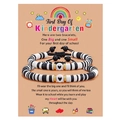Détail de bracelets faits main avec cœur posés sur une carte cadeau de rentrée scolaire - Noir (Thème Maternelle)