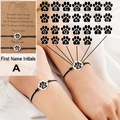 Gros plan de bracelets de chat tressés avec pendentifs initiaux sur carte cadeau - Style A (Personnalisation de l'Initiale)