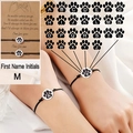Vue détaillée des bracelets d'amitié avec pendentif patte et carte avec poème touchant - Style M (Personnalisation de l'Initiale)