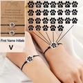 Détail de bracelets personnalisés avec patte de chat et initiale sur cartes de vœux - Style V (Personnalisation de l'Initiale)