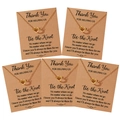 Detalle de cinco collares de corazón dorados en tarjetas kraft para damas de honor - Dorado (Juego de 5)