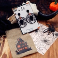 Gothische zwarte spinnen oorbellen met rode edelsteen op Halloween displaykaart - Cirkelvormige Spin Stijl (Met Cadeauzakje)