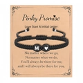 Détail d'un bracelet tissé avec lettre M et cœur présenté sur une carte de vœux Pinky Promise - Style Lettre A