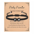 Détail du bracelet tressé noir fait main avec initiale F et perle cœur sur carte - Style Lettre F