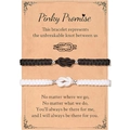 Détail de bracelets de couple avec nœud infini tressés en noir et blanc sur une carte cadeau - Couples Noir & Blanc (B00744)