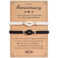 Geflochtenes Partnerarmbänder-Set mit Knotendesign auf einer Geschenkkarte - Jahrestag Schwarz & Weiß (B00744)