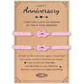 Rosa Paar-Armbänder mit konzentrischem Knoten auf einer Happy Anniversary-Geschenkkarte - Jahrestag Rosa (B00744)
