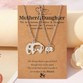 Détail des colliers pendentifs éléphant mère et fille sur une carte de message cadeau - Éléphant