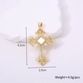 Detalle de dimensiones del colgante de cruz dorada vintage con perlas y diamantes - Cruz de Perla de Palacio Retro (Estilo A)