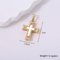 Nahaufnahme von goldenem Kreuzanhänger mit weißem Emaille und geprägter Textur - Gold Stil C