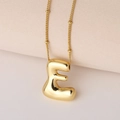 Makroaufnahme der 3D-Buchstabe E Anhänger an einer polierten goldenen Halskette - Puffy Goldener Buchstabe E (Nur Anhänger (Ohne Kette))