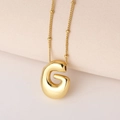 Makroaufnahme des goldenen Buchstaben-G-Anhängers mit abgerundetem Design an Perlenkette - Puffy Goldener Buchstabe G (Nur Anhänger (Ohne Kette))
