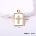 Vista detallada de un colgante de cruz rectangular dorado con nácar y circonitas - Cruz Rectangular de Concha Con Zirconia (Estilo H)