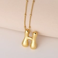 Nahaufnahme des goldenen H-Buchstabenanhängers im Ballonstil mit Perlenkette - Puffy Goldener Buchstabe H (Nur Anhänger (Ohne Kette))