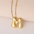Makroaufnahme der goldenen Buchstaben-M-Halskette mit poliertem Puff-Anhänger - Puffy Goldener Buchstabe M (Nur Anhänger (Ohne Kette))