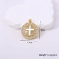 Detalle de colgante de cruz dorada con marco de corazón y circonitas, mide 3cm por 2,3cm - Cruz de Corazón Redonda de Zirconia (Estilo N)