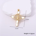 Detalle de un colgante de cruz religiosa de oro con circonitas y iconos de 3,9x3,1cm - Cruz de Relieve de Icono Santo (Estilo O)