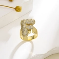 Verstellbarer goldener Ring mit Buchstabe F und funkelnden Zirkonia in Mikrofassung - Buchstabe F Stil / Gold