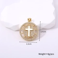 Detalle del colgante de cruz de concha dorada con circonitas y medidas del producto - Cruz de Zirconia Múltiple Redonda (Estilo Q)