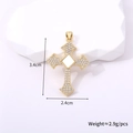 Detalle del colgante de cruz dorada con micro-pavé de circonitas y medidas 3,4x2,4 cm - Cruz Densa de Zirconia Cuadrada (Estilo R)