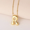 Makro-Detail eines goldenen 3D-Buchstaben-R-Anhängers mit einer goldenen Kugelkette - Puffy Goldener Buchstabe R (Nur Anhänger (Ohne Kette))