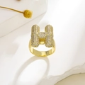Verstellbarer kupferner vergoldeter Ring mit Mikro-Pave-Zirkonia-Buchstabe H - H-Form-Design / Gold