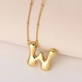 Nahaufnahme der goldenen W-Buchstaben-Halskette mit glatter flüssiger Metallstruktur - Puffy Goldener Buchstabe W (Nur Anhänger (Ohne Kette))
