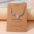 Collier en acier inoxydable argenté avec pendentif ailes d'ange sur carte - Ailes d'Ange en Argent / Ange Cœur (N00172)