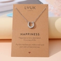 Collier avec pendentif fer à cheval argenté présenté sur une carte en papier kraft brun - Fer à Cheval Argenté (N00172)