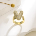 Verstellbarer vergoldeter offener Ring mit großem V-Buchstaben und funkelnden Zirkonia-Steinen - V Buchstaben-Stil / Gold