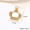 Detailansicht des Kronenanhängers mit Goldbeschichtung, Zirkonia-Steinen und den Maßen 1,8x1,7 cm - Zirkularer Krone Anhänger Ohne Kette