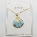 Detailansicht einer Muschel-Halskette mit blauem Emaille und glitzernden Strasssteinen - Blauer Emaille Muschel Anhänger mit Kette und Verpackung