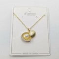 Detailansicht einer goldenen Muschel-Halskette mit weißer Perle und funkelnden Strasssteinen - Öffnender Muschel Perlenanhänger B mit Kette und Verpackung