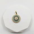Goldene Evil Eye Sonnenanhänger-Halskette mit blauen Kristallen auf geometrischem Stand - Sonnenblume Böser Blick Design (Augenstil G)