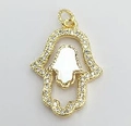Makroaufnahme von Gold-Hamsa-Anhänger mit Pavé-Zirkonia und filigranen Details - Hamsa-Hand-Ausschnitt-Design (6086130910318)