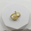 Goldener Muschel-Anhänger mit weißer Perle und Zirkonia auf einem geometrischen Sockel - Öffnender Muschel Perlenanhänger B