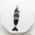 Ciondolo a forma di pesce nero articolato con perla bianca e bordi in metallo - Nero con Gancio Argentato (Solo Ciondolo)