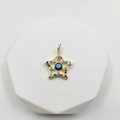 Sternförmiger goldener Evil Eye Anhänger mit bunten Zirkoniasteinen auf weißem Sockel - Stern Böser Blick Stil (Augenstil F)