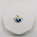 Goldener Evil-Eye-Anhänger mit blauem Emaille und Zirkonia-Wimpern auf weißem Hintergrund - Wimpern-Augen-Emaille-Stil (Stil H)
